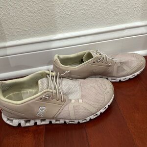 On Cloud Womens Shoes 9.5